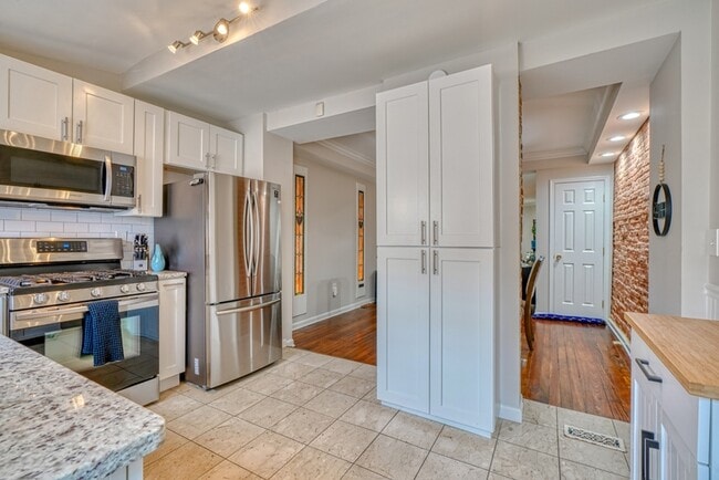 Building Photo - 907 S Bouldin St