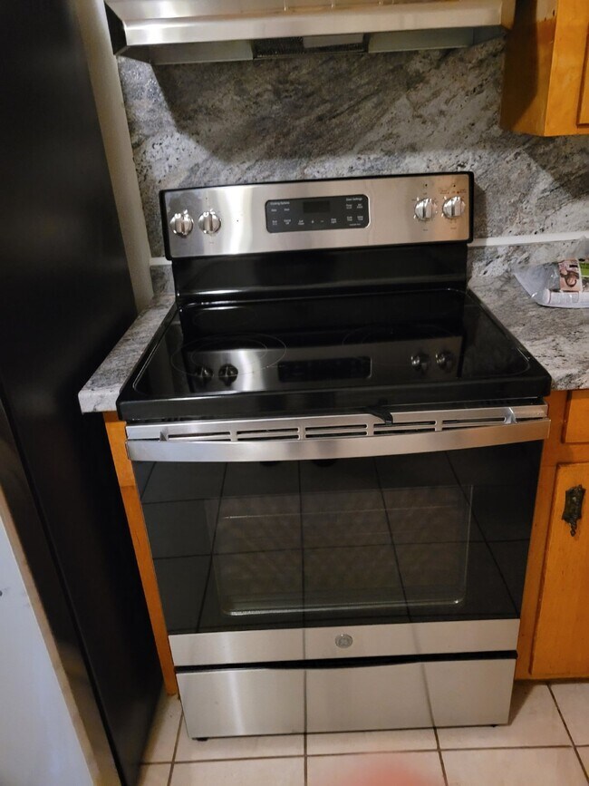 Building Photo - 2 bed / 1 bath apartment