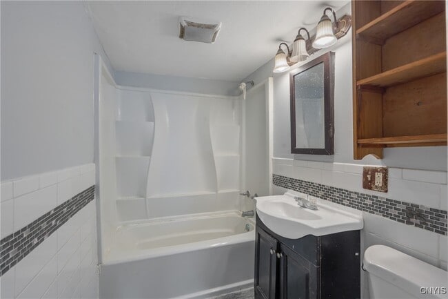 Building Photo - 148 W Cayuga St