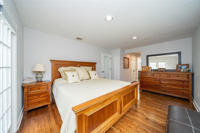 Building Photo - 187 Croton Ave
