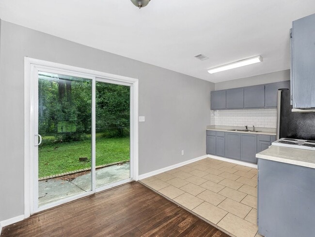 Building Photo - Newly renovated 3 bed/2 bath brick home