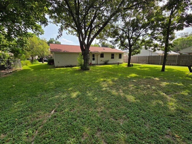 Building Photo - 605 Town Creek Ct