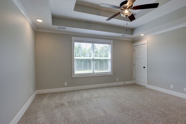 Building Photo - Fresh and Clean 3 bed/2 bath minutes from Exit 8.  Show Stopper!