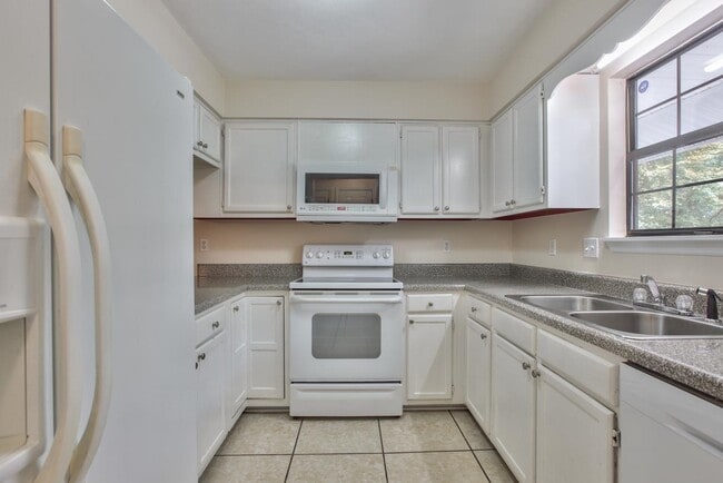 Building Photo - 2913 Woodrich Dr