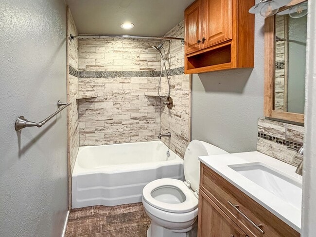 Building Photo - 829 W Madison Ave