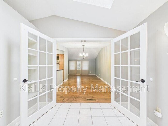 Building Photo - 874 Pleasant St