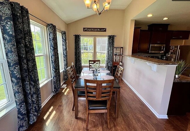 Building Photo - Furnished 5-Bedroom Single-Family Home in Orchard Park