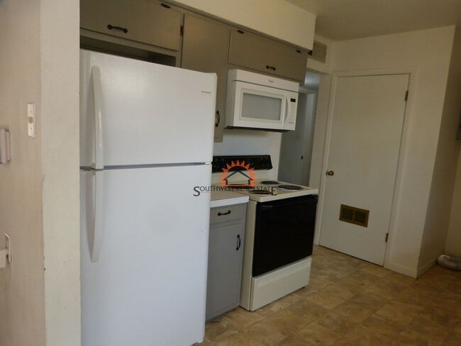 Building Photo - Cute 3 bedroom home with a 1 car garage.