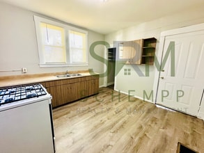 Building Photo - Updated Three Bedroom close to Churchill Downs-Section 8 accepted