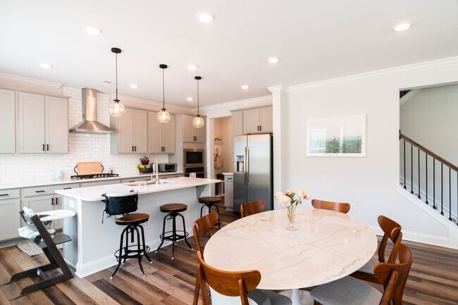 Building Photo - Chapel Hill 5 Bedroom/ 3 bath Home Gourmet Kitchen Fireplace and Fenced yard!