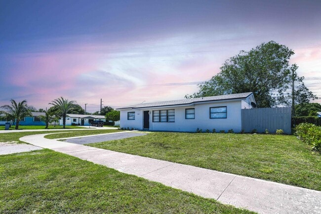 Building Photo - 510 SW 13th Pl