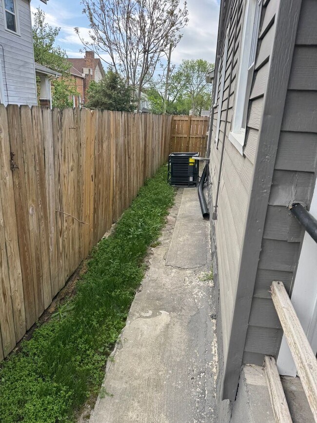 Building Photo - 204-206 E Woodrow Ave