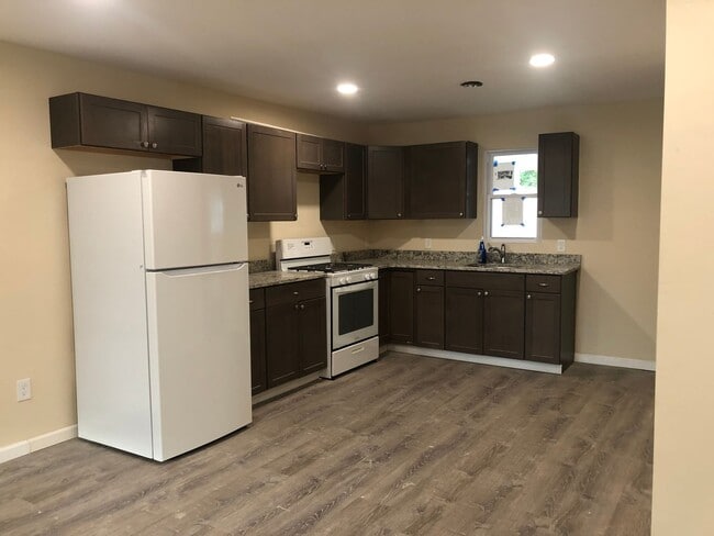 Building Photo - Recently Renovated 3 Bedroom Home! Very Spacious Living Area!! Master Bedroom with 1/2 Bath! Lots...