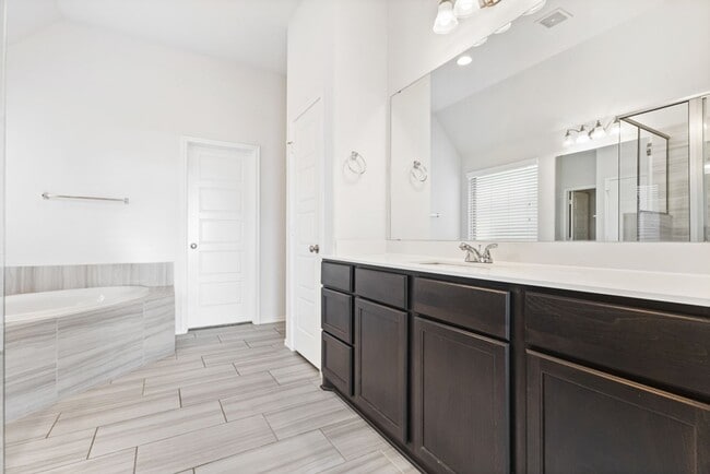 Building Photo - 4 Bedroom/3 Bath Kallinson Ranch Subdivision