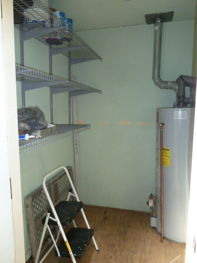 Building Photo - Lovely, updated 2br in Weatherhill. Great location & Carrboro charm!