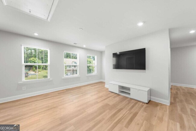 Building Photo - 96 Fairway Dr