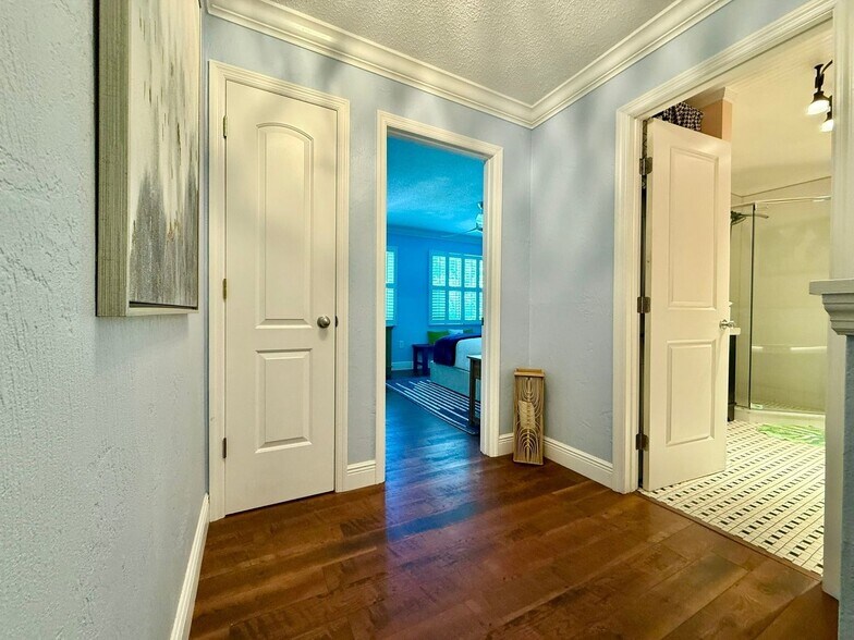 Building Photo - 4013 Saxon Dr