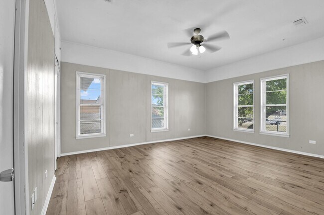 Building Photo - 200 SW 6th Ave