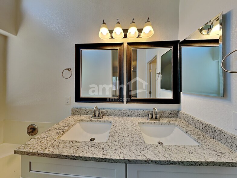 Building Photo - 7818 S 46th Dr