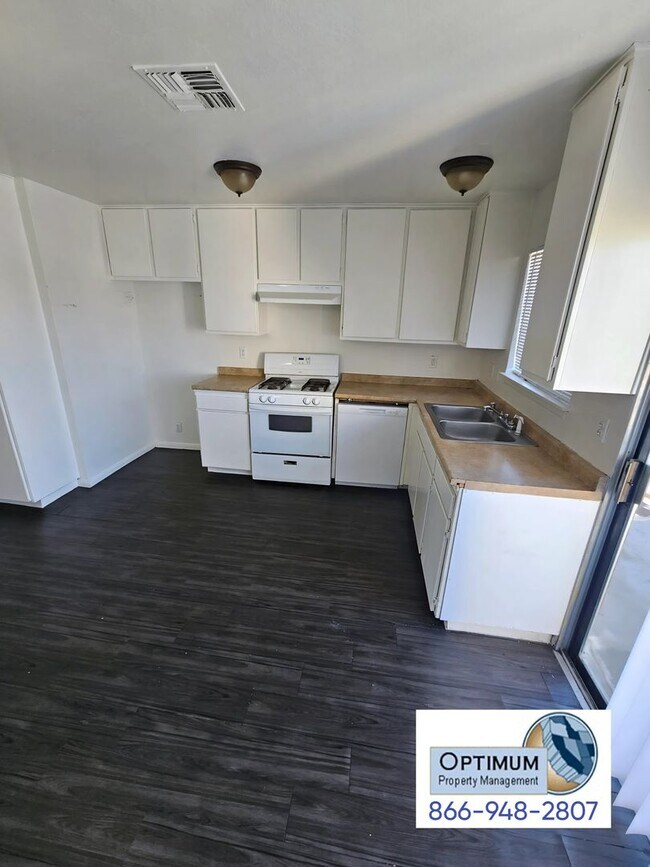 Building Photo - 15875 Green Hill Dr