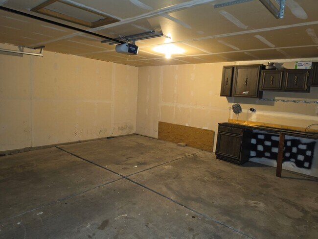 Building Photo - ALL PROSPECTIVE TENANTS MUST SUBMIT A $58 NON-REFUNDABLE APPLICATION FEE PER APPLICANT ONLINE AND...