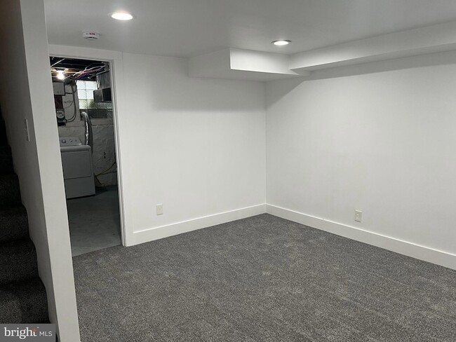 Building Photo - 1231 W 37th St