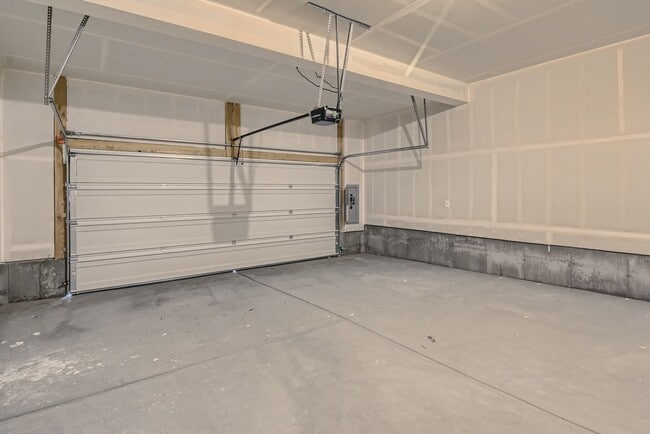 Building Photo - Beautiful 2-story modern townhome available for rent in booming Interquest & Voyager area