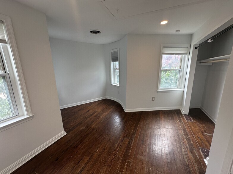 Building Photo - 1130 K St SE