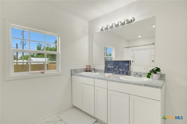 Building Photo - 312 N La Vernia St