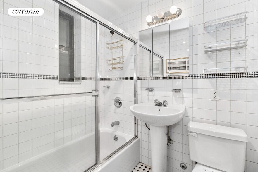 Building Photo - 429 W 24 St