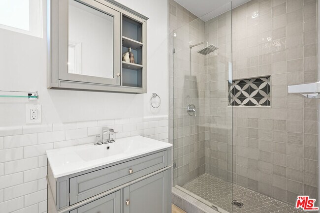 Building Photo - 619 Westmount Dr