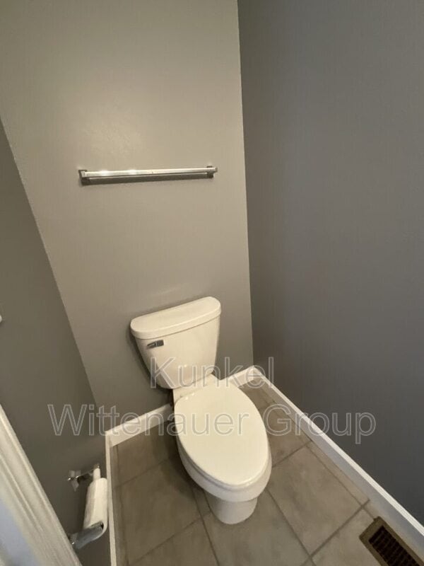 Building Photo - 704 Fountain View Dr