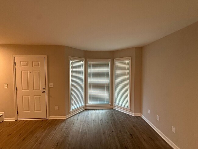 Building Photo - 542 Greentree Terrace