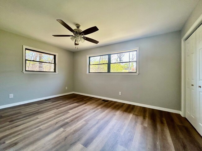 Building Photo - Cozy 2-Bedroom, 1.5 -Bathroom Home! Plus C...