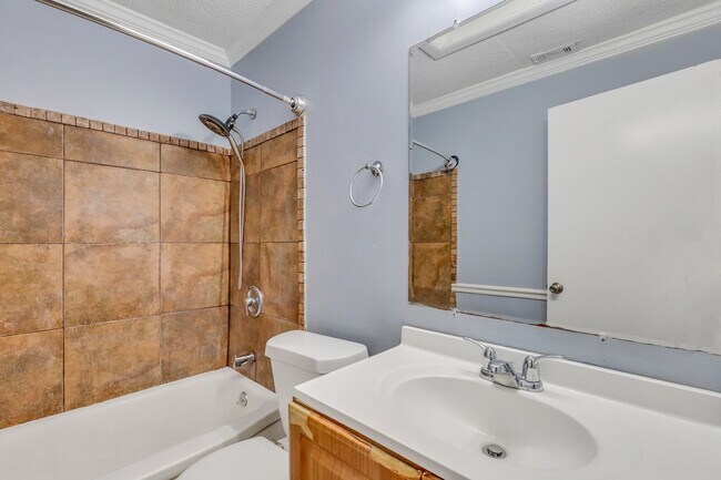 Building Photo - Ranch Home off of Skidaway Rd.