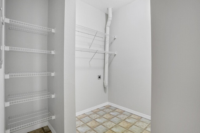 Building Photo - Stunning Remodeled 2 Bedroom Condo in Will...