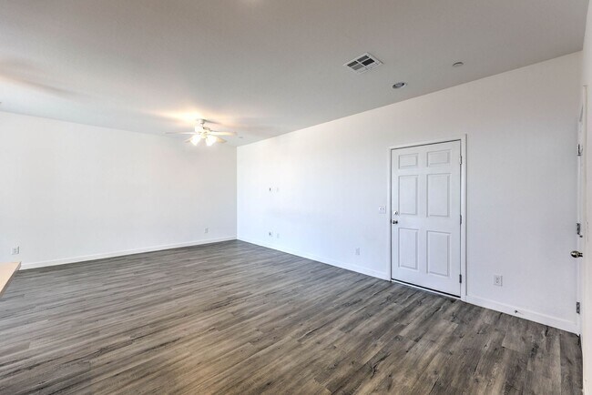 Building Photo - MUST SEE 3 bedroom Home!