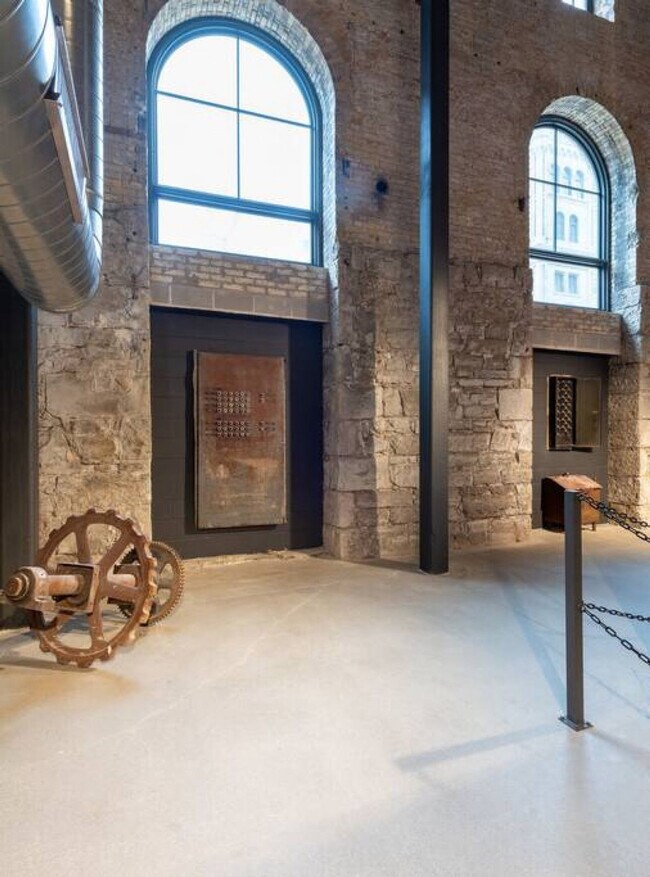 Building Photo - 1009 W Juneau Ave