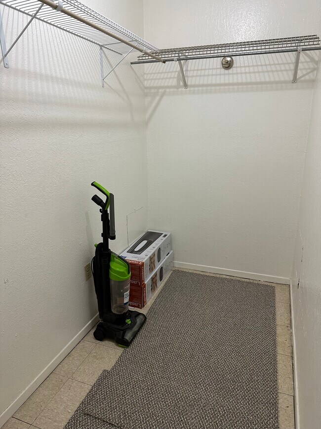 Storage Rooms - 3035 Oneal Pkwy