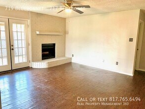 Building Photo - 719 Bluebonnet-717 Bluebonet