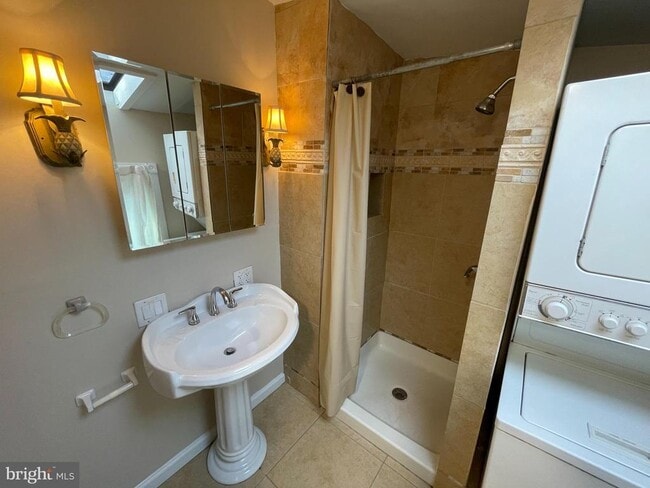 Building Photo - 141 Leverington Ave