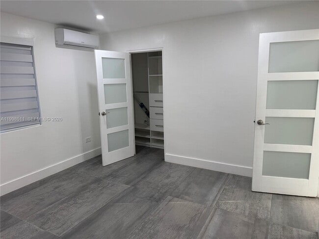 Building Photo - 731 E 19th St