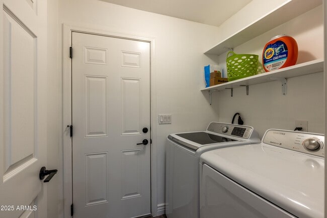 Building Photo - 4030 E Catalina Dr