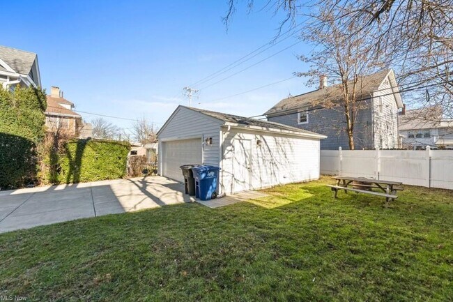 Building Photo - 1643 Lincoln Ave