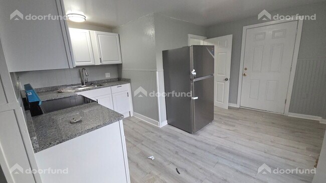 Building Photo - 418 River St