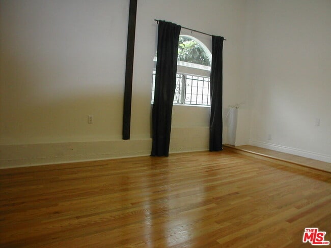 Building Photo - 522 N Edinburgh Ave