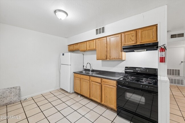 Building Photo - 2133 W Adams St