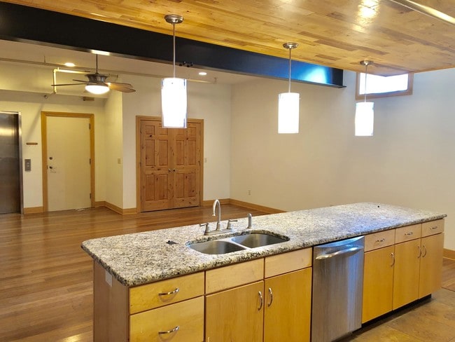 Building Photo - 905 Alley A