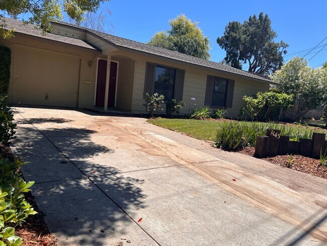 Building Photo - 1143 Solana Dr