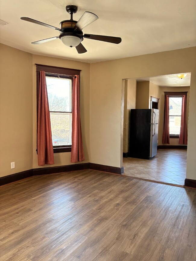 Building Photo - 327 Ash St